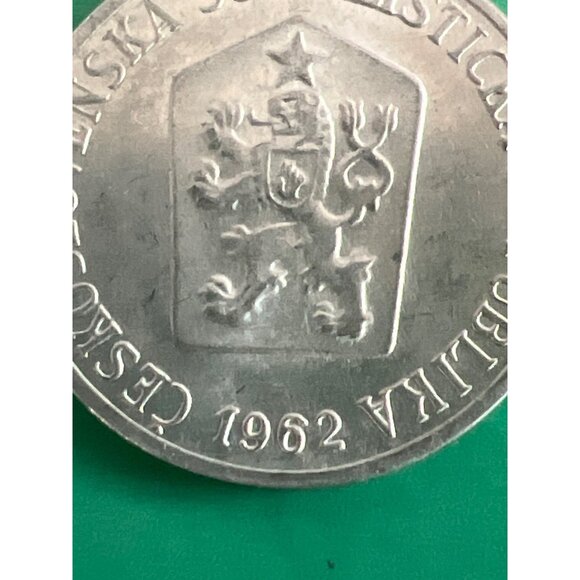 1962 Czechoslovakia 1 Koruna Coin 1962 Lion Crest Design Collectible - Picture 3 of 3